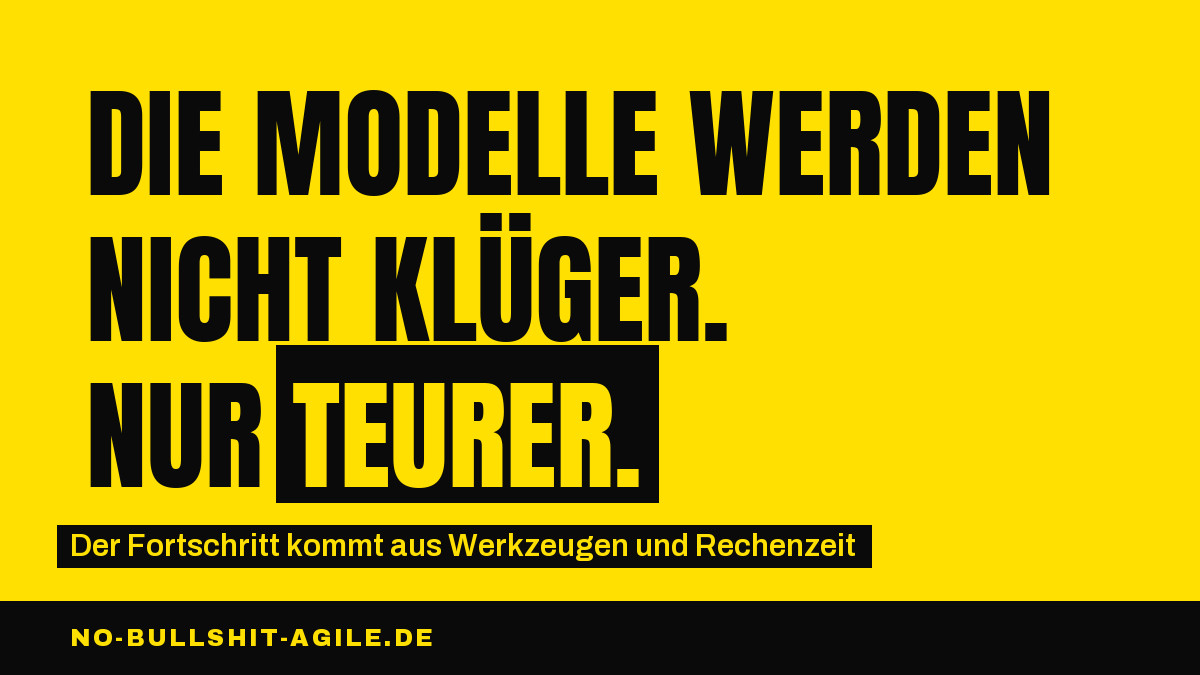 Plakat auf gelbem Grund, schwarze Versalien: „Die Modelle werden nicht klüger. Nur teurer.", das Wort „teurer" invertiert. Darunter: „Der Fortschritt kommt aus Werkzeugen und Rechenzeit".