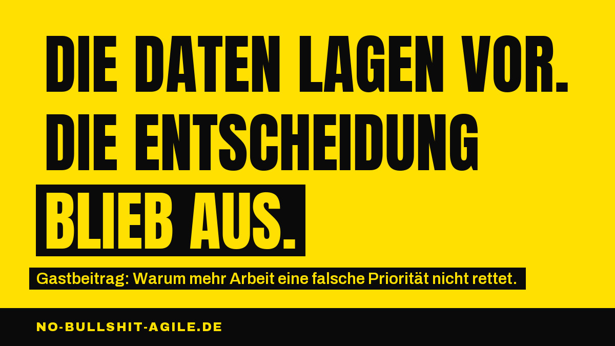 Plakat auf gelbem Grund, schwarze Versalien: „Die Daten lagen vor. Die Entscheidung blieb aus.“, die Worte „blieb aus“ invertiert. Darunter: „Gastbeitrag: Warum mehr Arbeit eine falsche Priorität nicht rettet.“