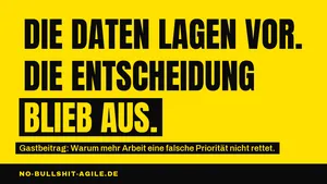 Plakat auf gelbem Grund, schwarze Versalien: „Die Daten lagen vor. Die Entscheidung blieb aus.“, die Worte „blieb aus“ invertiert. Darunter: „Gastbeitrag: Warum mehr Arbeit eine falsche Priorität nicht rettet.“